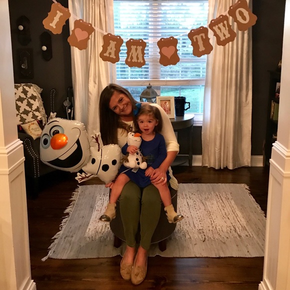 Meet your Posher, Caitlin - Picture 2 of 8